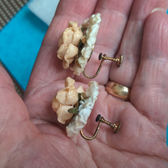 A434 Two Vintage Brooches with Matching Screwback Earrings - Picture 6 of 10